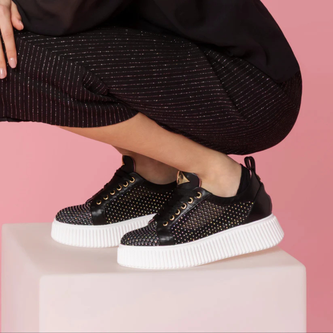 Sapatilhas de Cano Alto Pretas com Design Decorativo em Malha e um Brilho