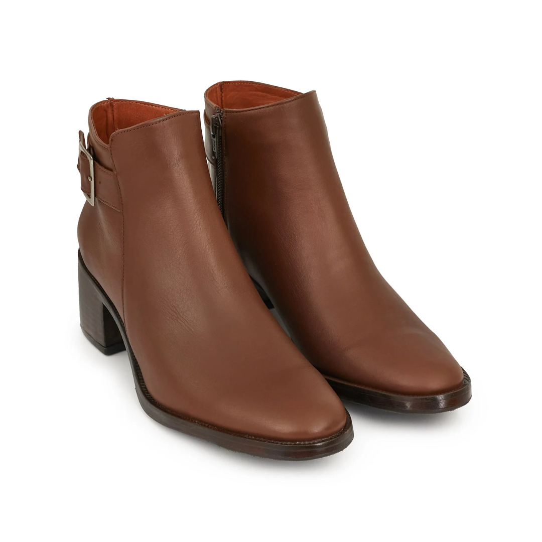 Botas femininas com salto e detalhe de fivela