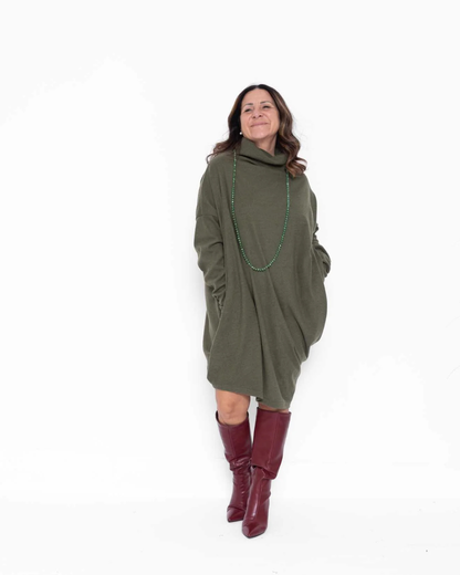 Vestido largo de gola alta com corte descontraído para mulher