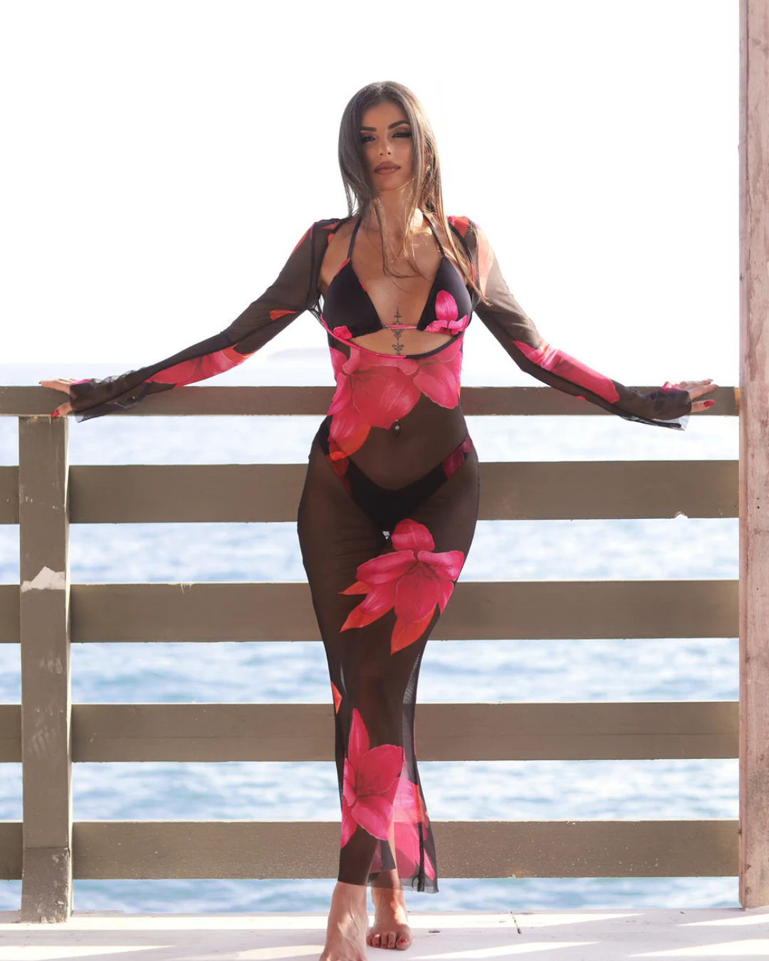 Conjunto de biquíni tropical com vestido transparente