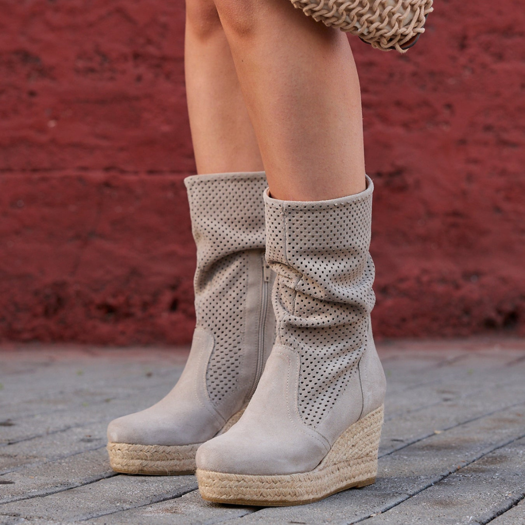 Botas de Cano Médio com Salto de Cunha Baixo