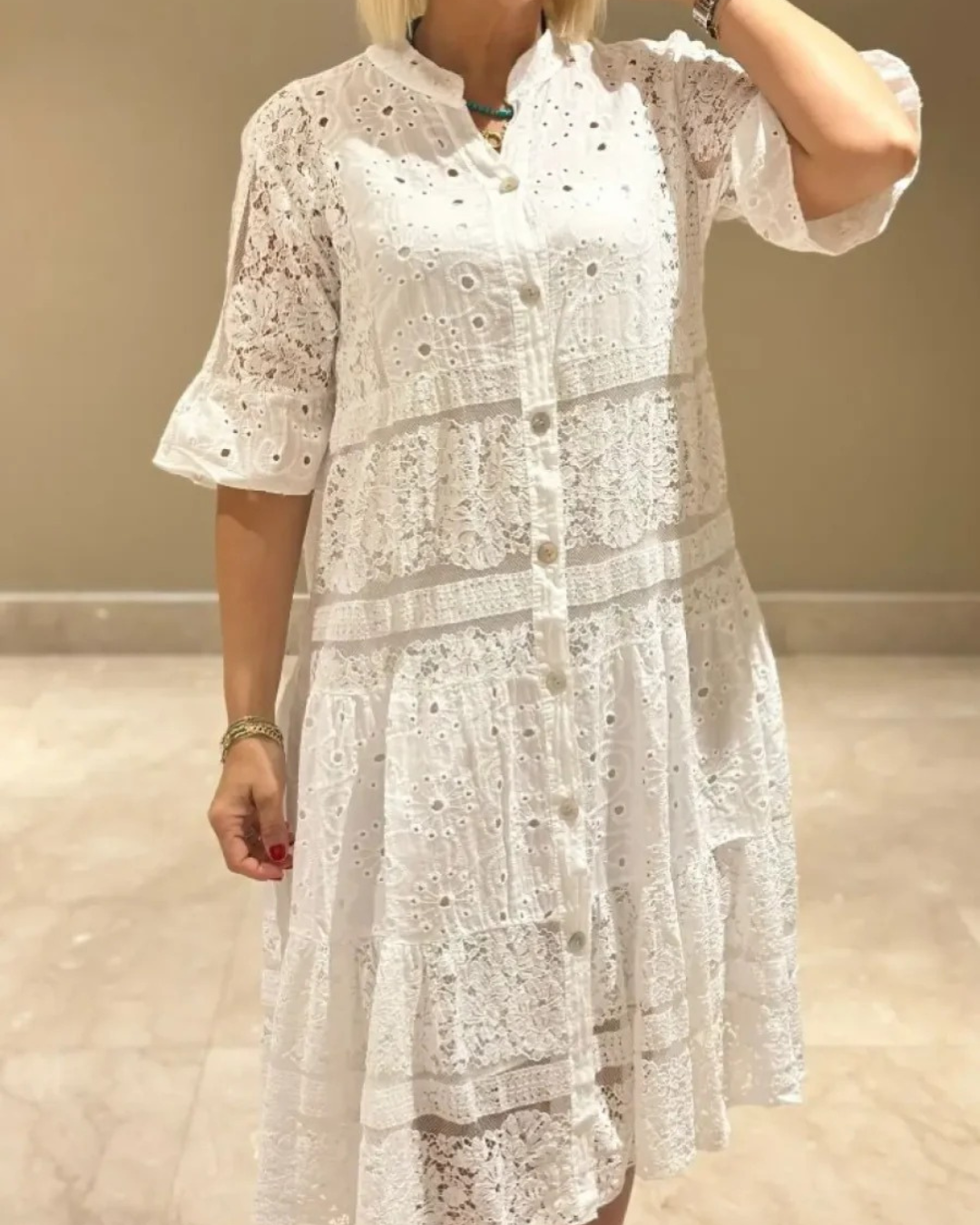Vestido de renda com mangas e botões frontais