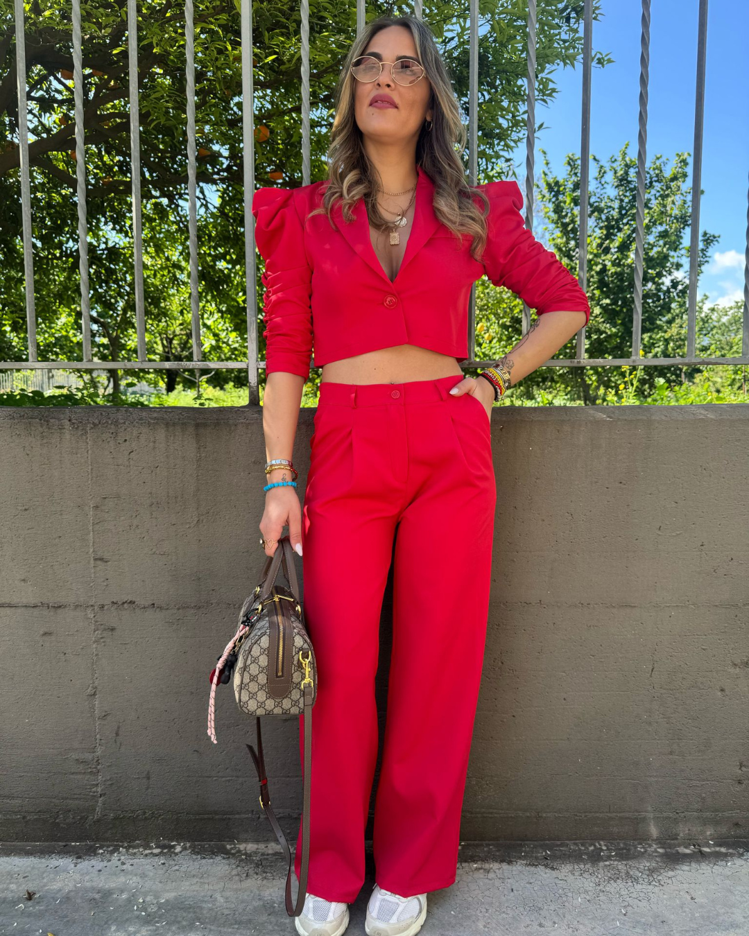 Conjunto elegante de blazer e calças vermelhas de cintura alta, estilo sofisticado e moderno para mulher