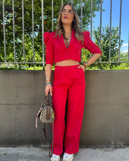 Conjunto elegante de blazer e calças vermelhas de cintura alta, estilo sofisticado e moderno para mulher