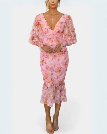 Vestido floral com cintura franzida e mangas compridas