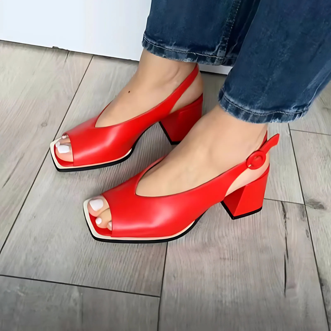 Sandálias elegantes de salto alto