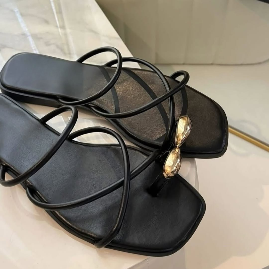 Sandálias de tiras baixas com tiras cruzadas