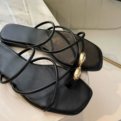 Sandálias de tiras baixas com tiras cruzadas