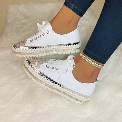 Sapatos com Pedras Brilhantes e Solas Grossas para um Toque de Brilho Elegante