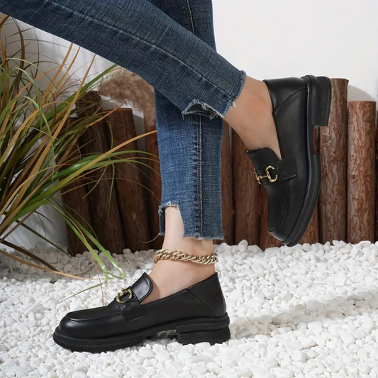 Mocassins de Couro para Mulher com Pormenores de Fivela Dourada