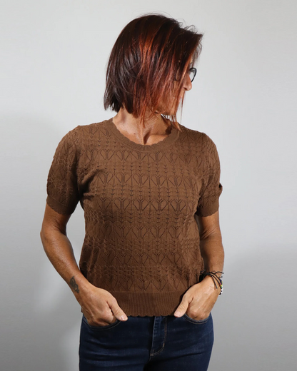 Camisola de Manga Curta Castanha com Tecido de Malha Aberto e Gola Redonda