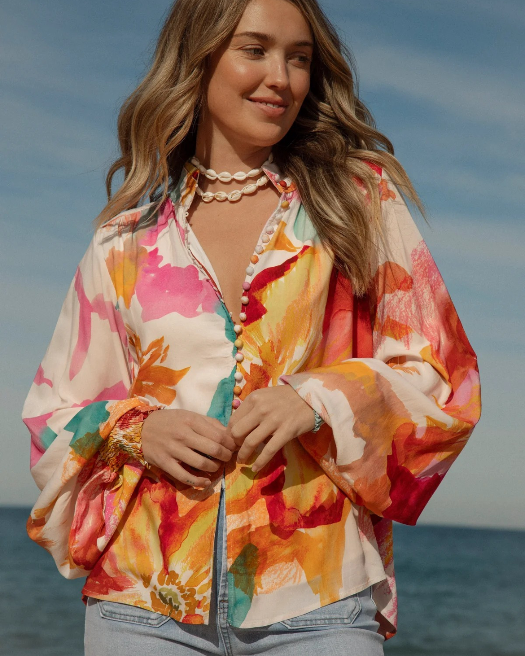 Blusa folgada com decote em V e mangas compridas