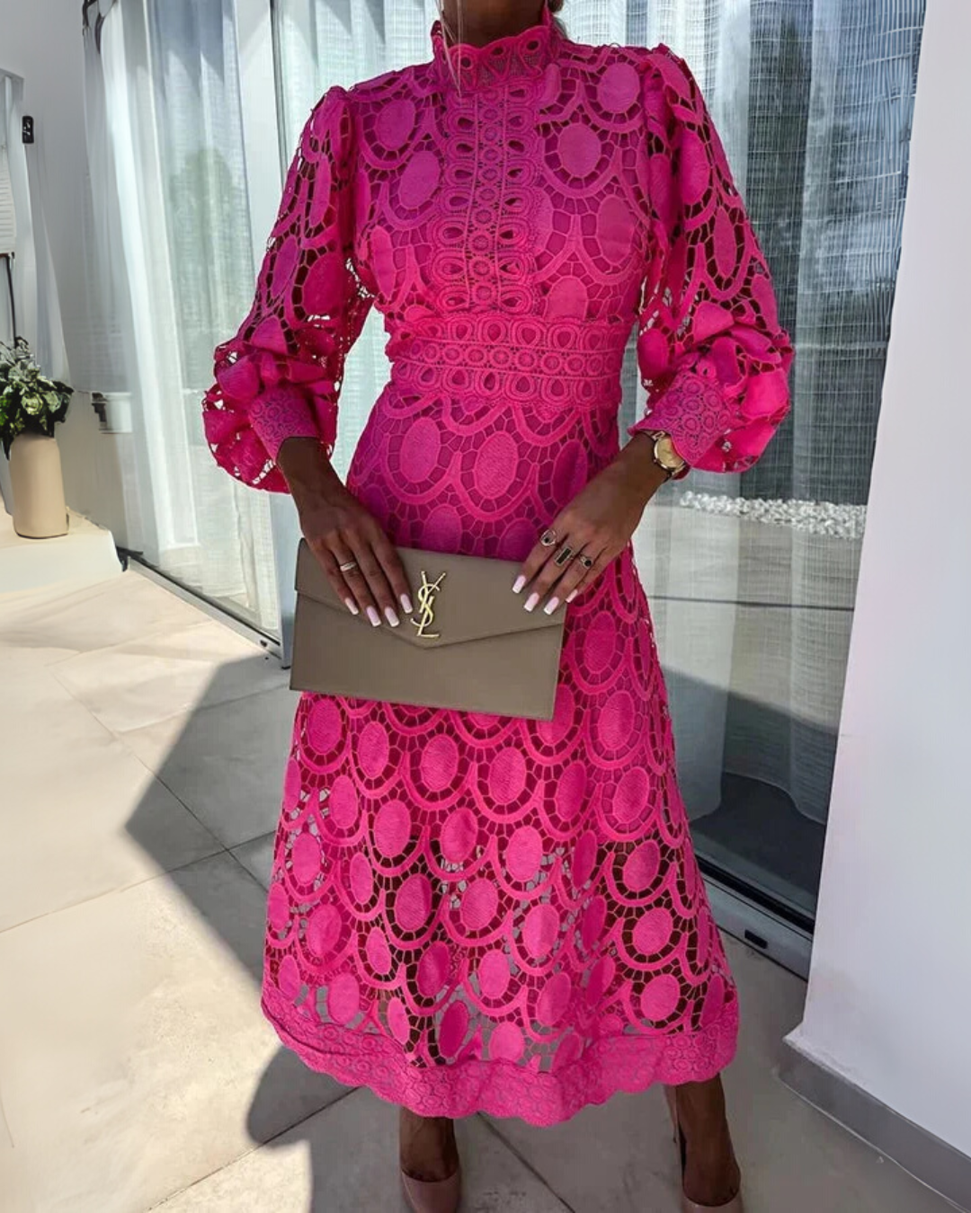 Vestido longo de renda com mangas estilo farol