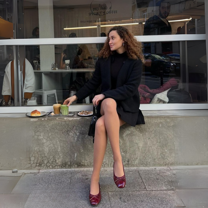 Sapatos rasos de biqueira quadrada com um laço decorativo