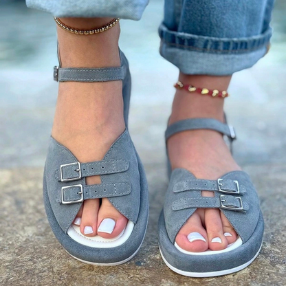 Sandálias femininas com ajuste duplo de fivela