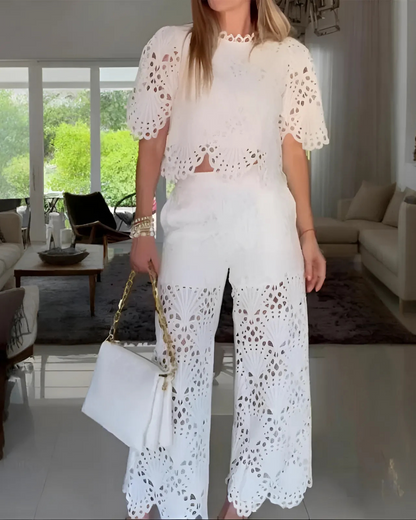 Conjunto de duas peças com camisa de manga curta e calças largas para mulher