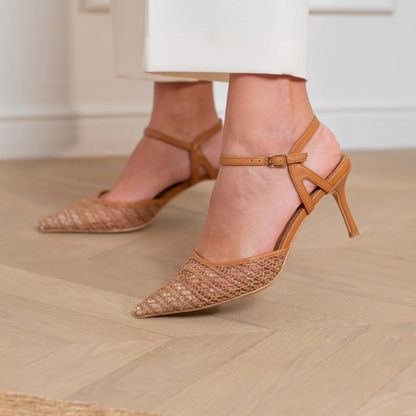 Sapatos de salto alto em tecido com biqueira pontiaguda e tira