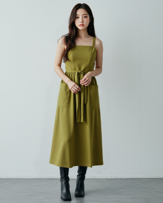 Vestido largo com alças finas e bolsos frontais