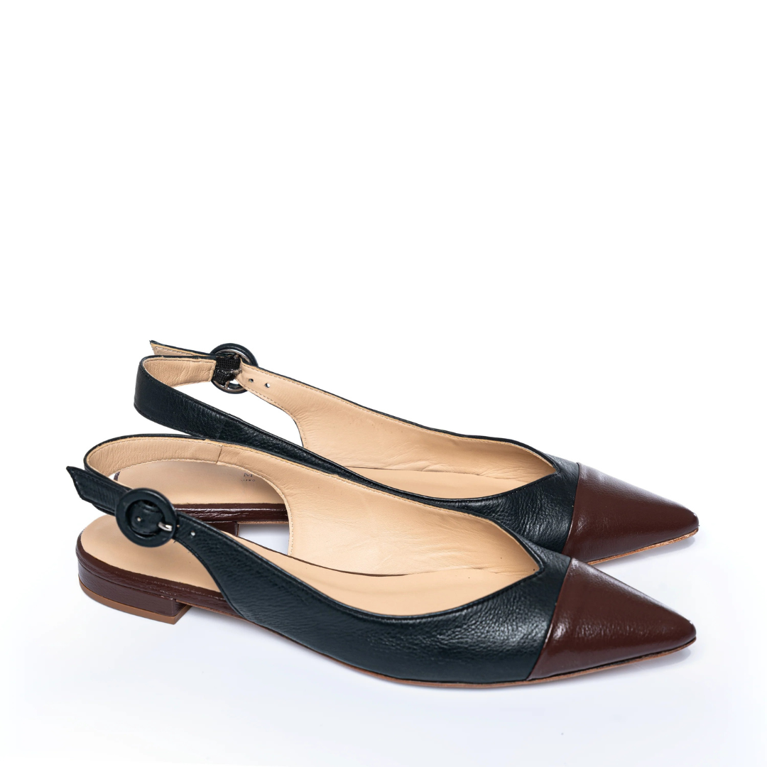 Sandálias rasas com tiras ajustáveis e biqueira fechada