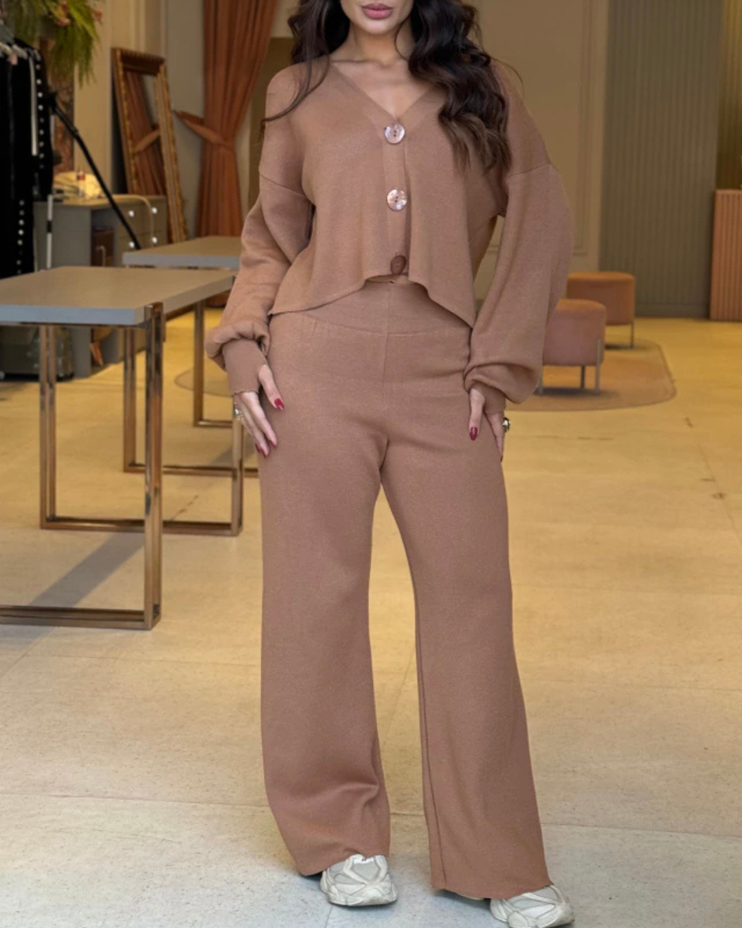 Conjunto casual de camisa com decote em V e calças largas