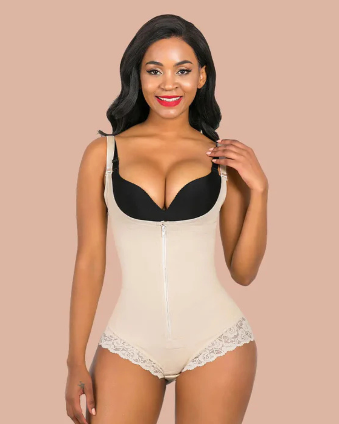 Body de controlo do ventre com pormenores em renda