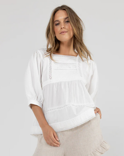 Blusa com decote quadrado em renda e mangas 3/4 compridas bufantes com punhos abotoados