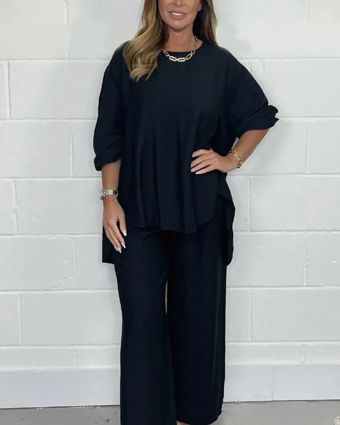 Conjunto casual feminino com blusa assimétrica e calças largas