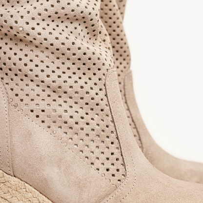 Botas de Cano Médio com Salto de Cunha Baixo