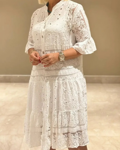 Vestido de renda com mangas e botões frontais