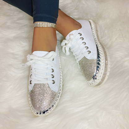 Sapatos com Pedras Brilhantes e Solas Grossas para um Toque de Brilho Elegante