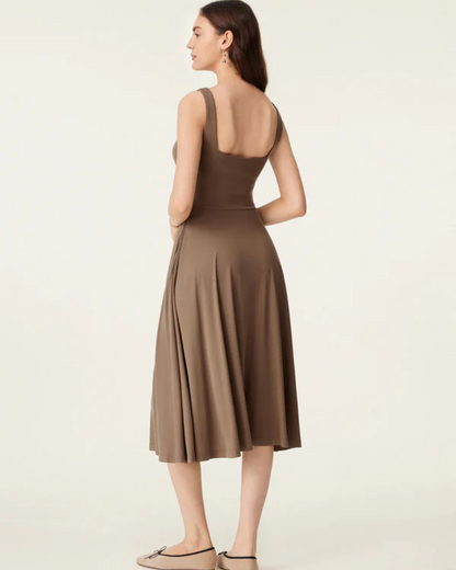 Vestido de corte fluido e arejado com decote quadrado