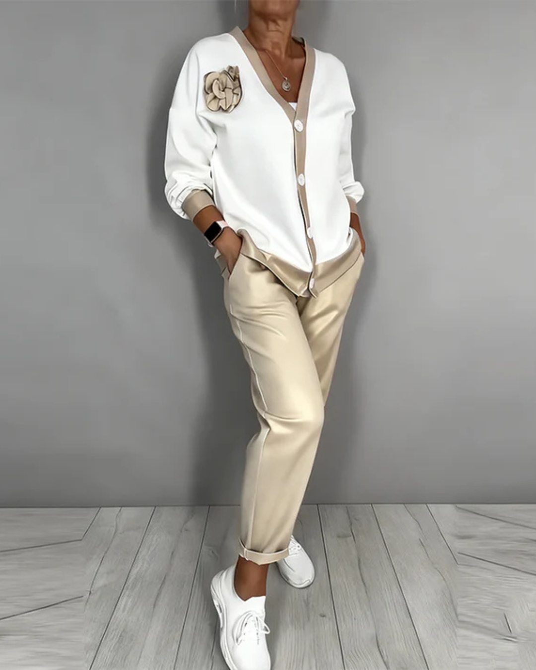 Conjunto elegante de camisa e calças de corte descontraído para mulher