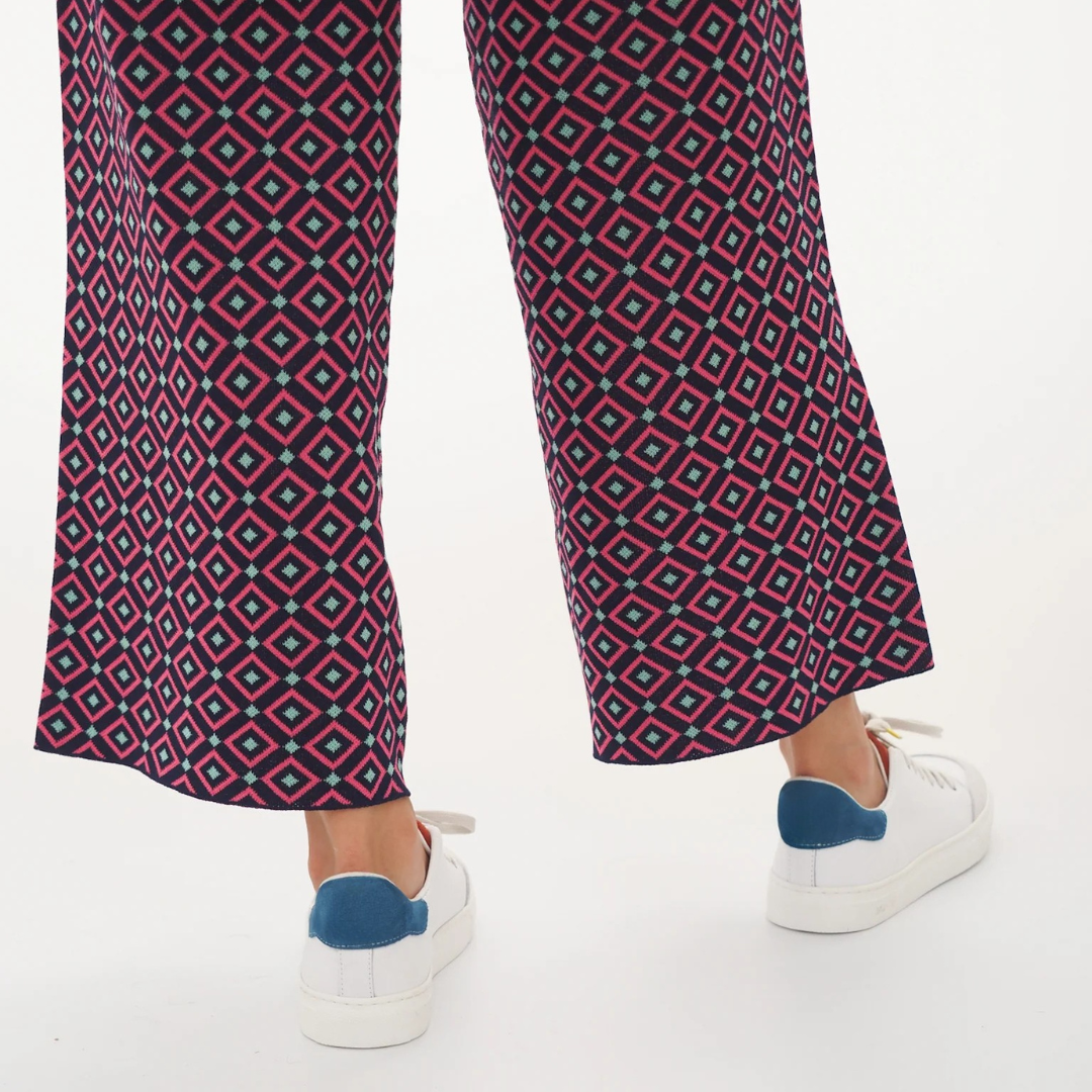 Sapatilhas Urbanas em Pele Branca com Pormenores Contrastantes e Sola Confortável