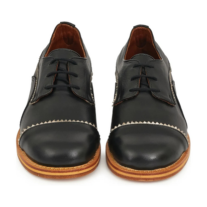 Sapatos de couro de mulher com salto baixo