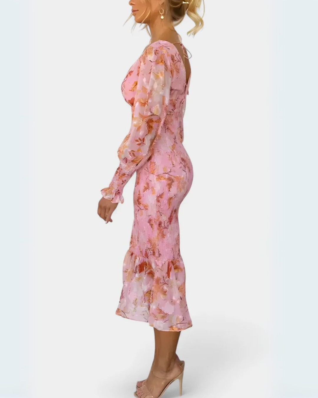 Vestido floral com cintura franzida e mangas compridas