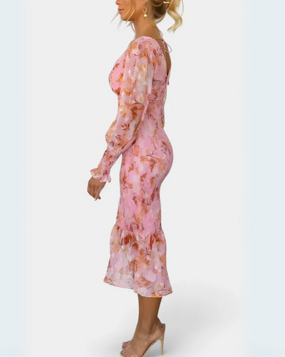 Vestido floral com cintura franzida e mangas compridas