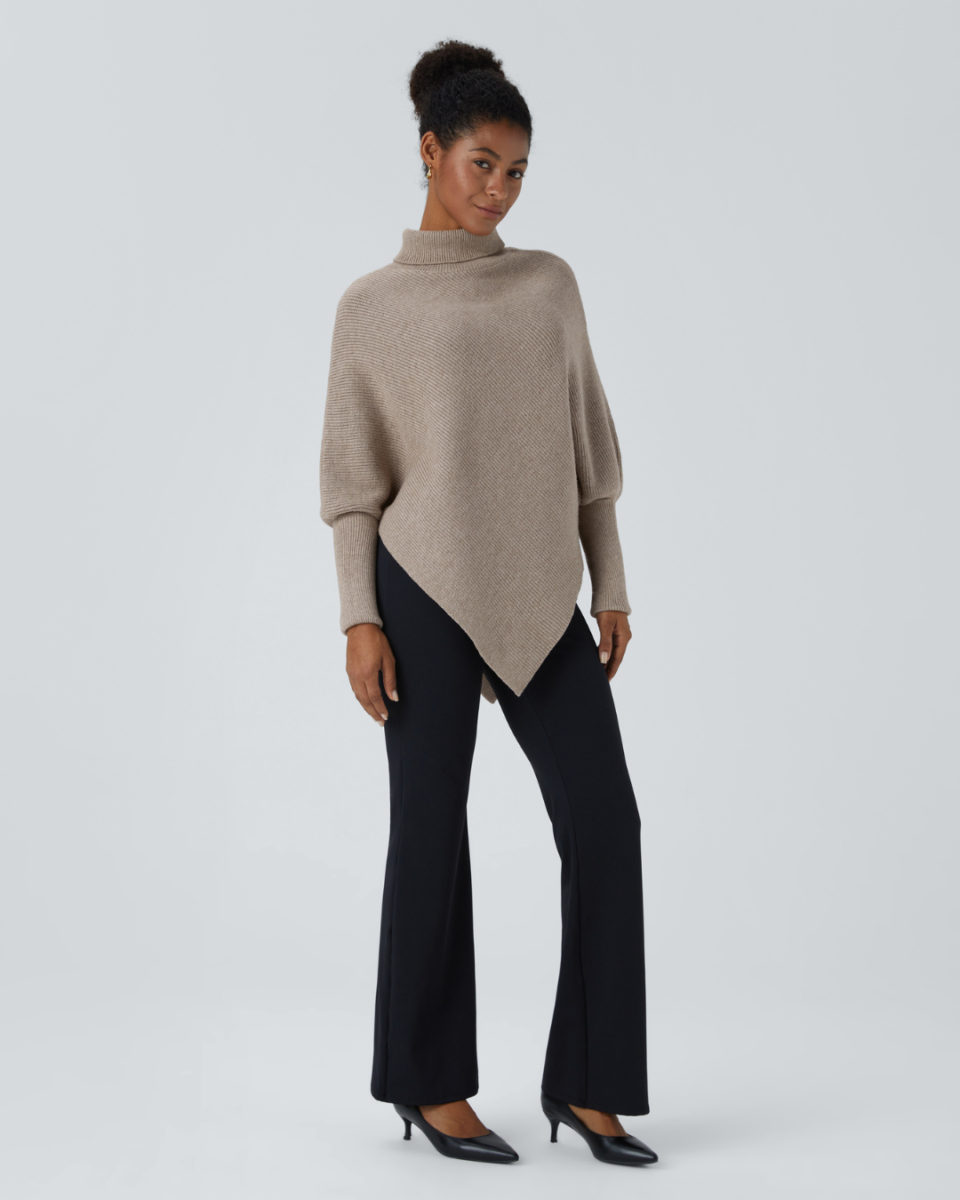 Camisola de Manga Comprida com Gola Alta e Bainha Inferior Assimétrica