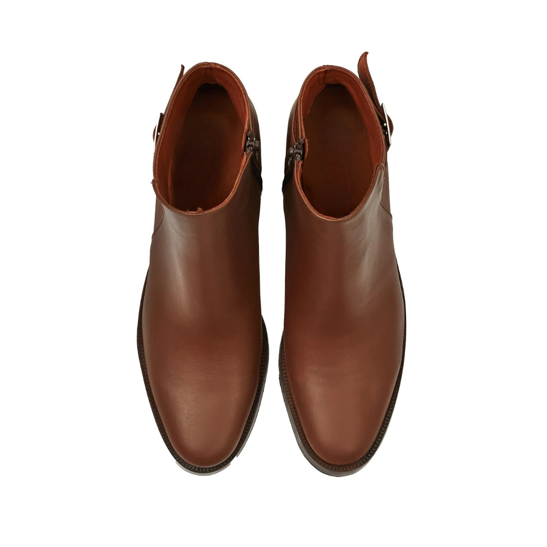 Botas femininas com salto e detalhe de fivela