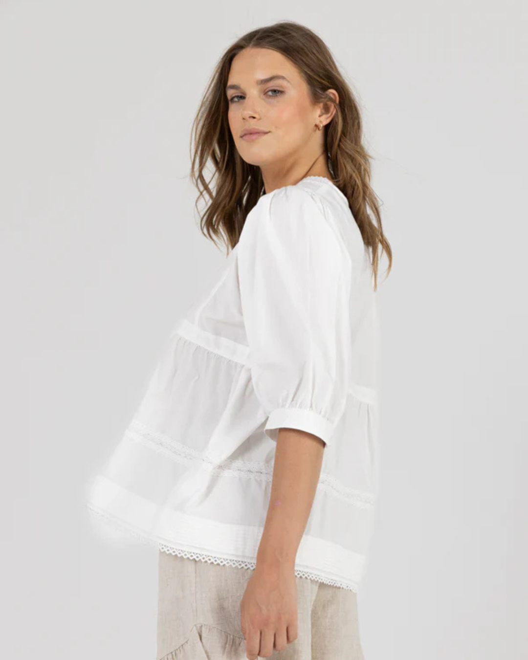 Blusa com decote quadrado em renda e mangas 3/4 compridas bufantes com punhos abotoados