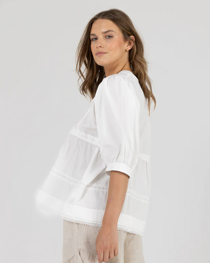 Blusa com decote quadrado em renda e mangas 3/4 compridas bufantes com punhos abotoados