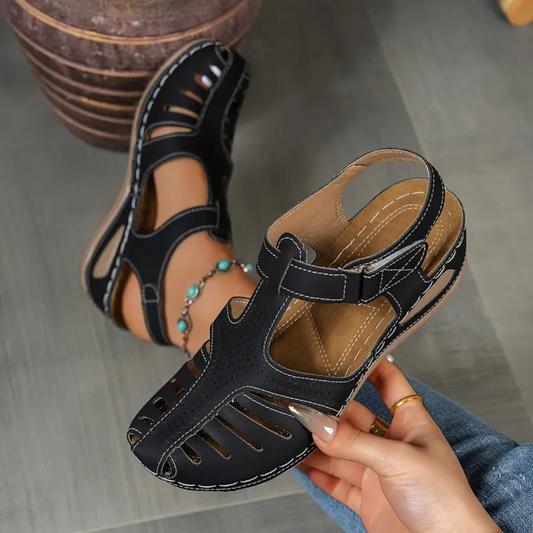 Sandálias de plataforma com tiras ajustáveis e biqueira fechada