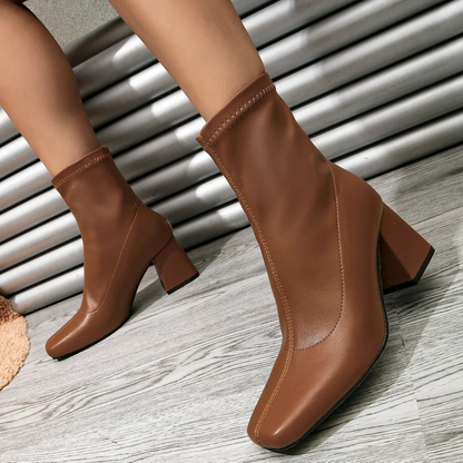 Botas femininas elegantes com salto alto