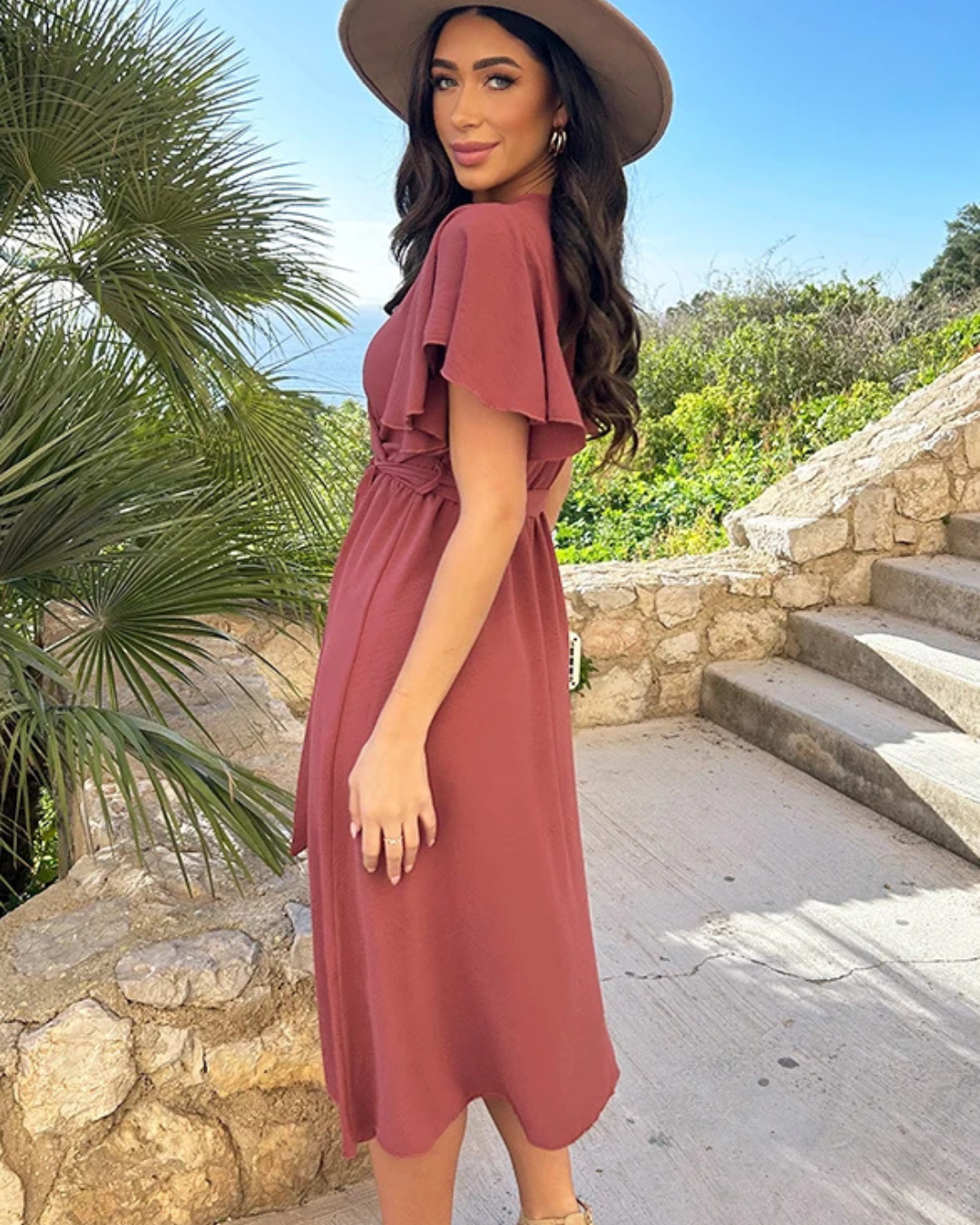 Vestido casual com decote em V, ajuste elástico e laço a condizer