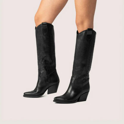 Bota Alta com Bordados Decorativos e Salto Angular para um Look Clássico