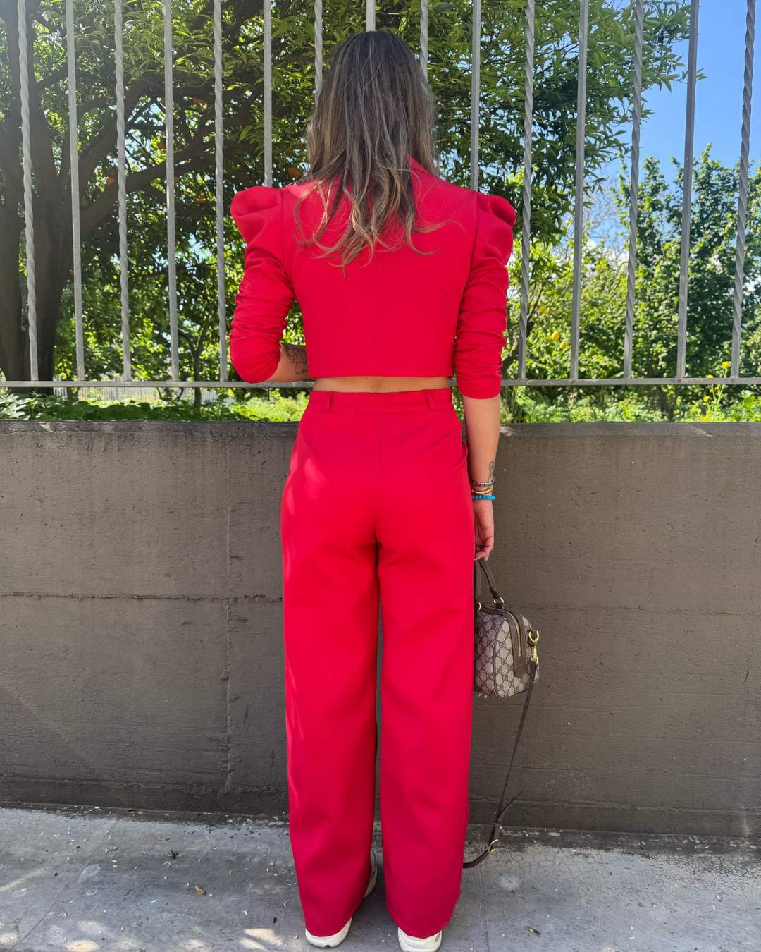 Conjunto elegante de blazer e calças vermelhas de cintura alta, estilo sofisticado e moderno para mulher