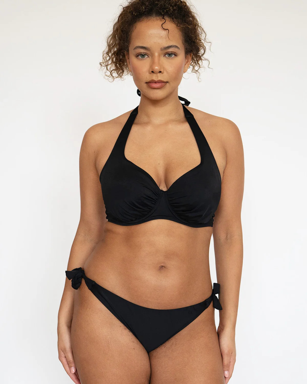Conjunto de biquíni com design elegante e intemporal