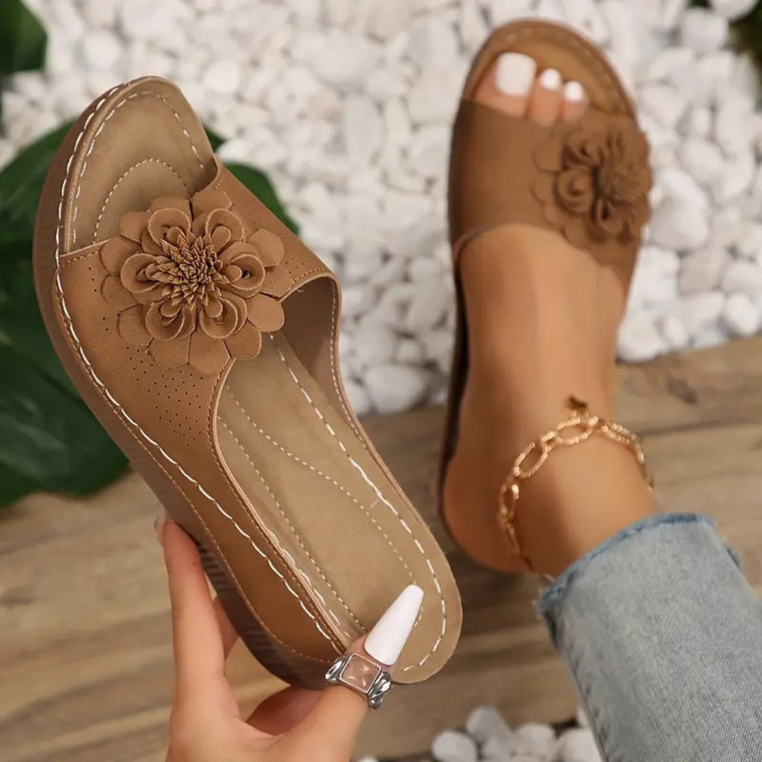 Sandálias de plataforma florais bordadas à mão com um elegante e leve salto de cunha