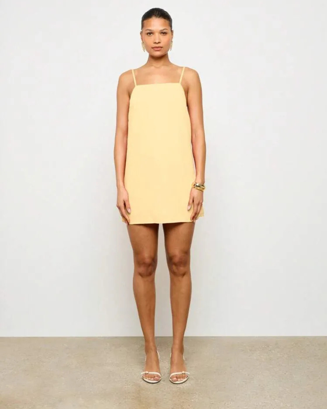 Vestido curto formal para mulher com corte reto