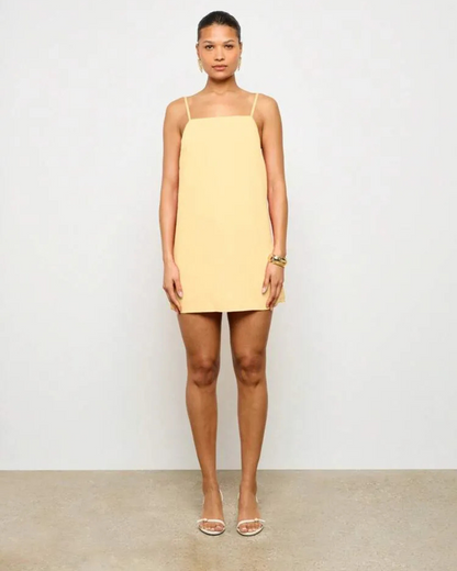 Vestido curto formal para mulher com corte reto