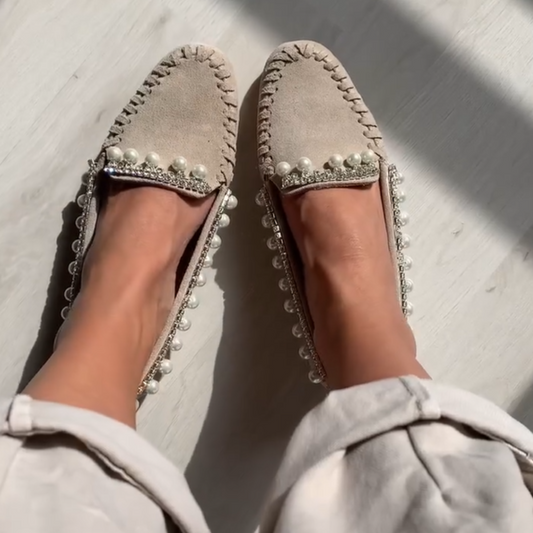 Mocassins ergonómicos com detalhes em pérolas e diamantes